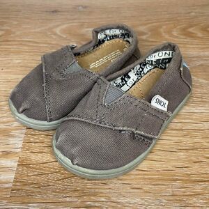 Toms Size 5 Baby Boy Taupe Slip On shoes